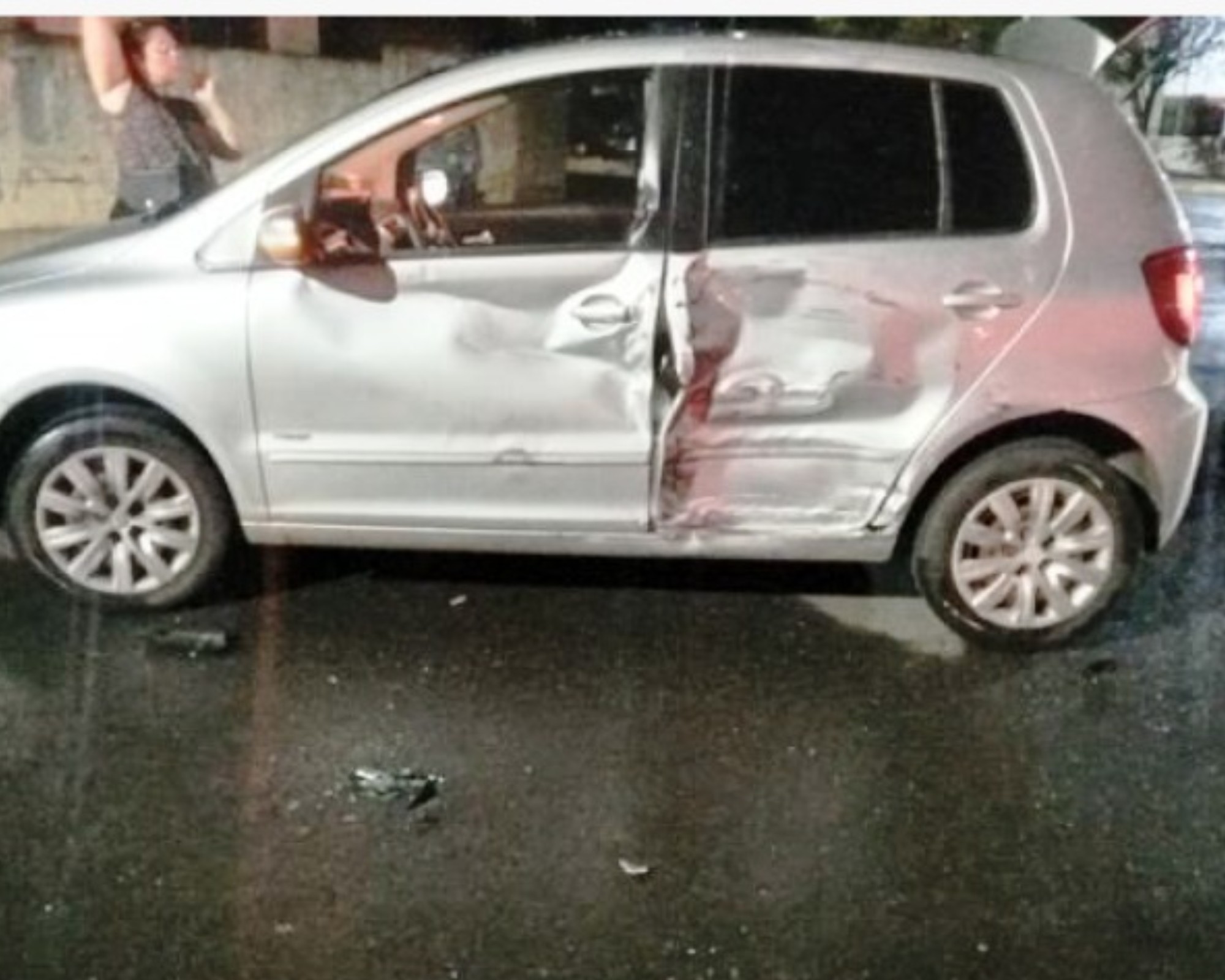 Adolescente fica ferida após engolir cacos de vidro em acidente entre carro e moto no interior de SP