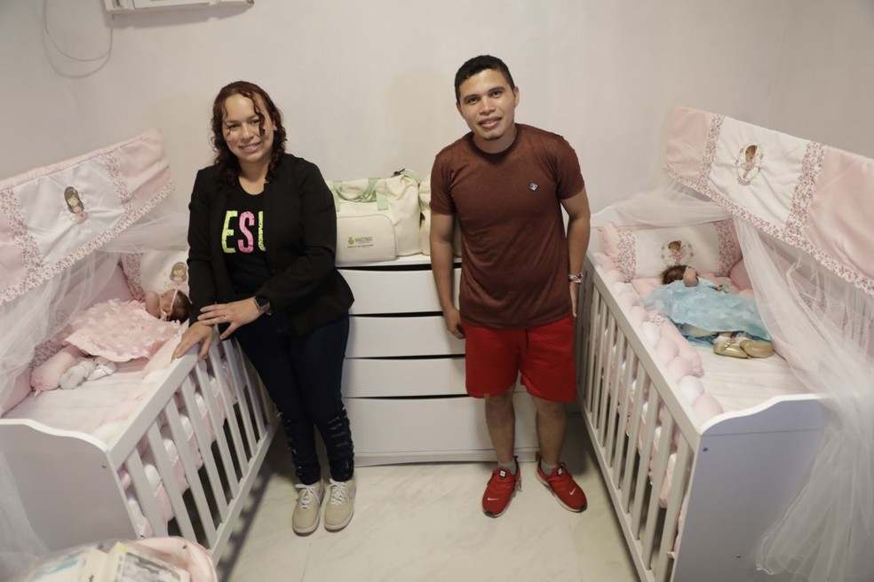 Gêmeas siamesas com os pais em retorno ao Amazonas após cirurgia de separação — Foto: Secom