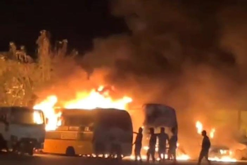 Veículos incendiados em Poço Verde