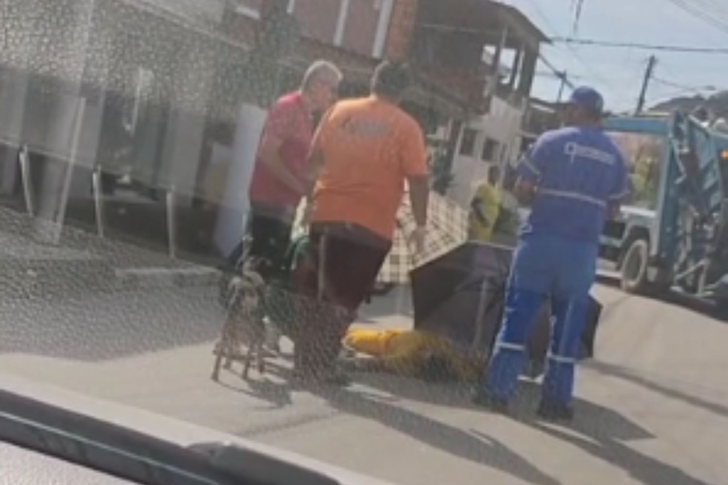 Gari cantor é atropelado durante coleta de lixo e fratura o maxilar no litoral de SP