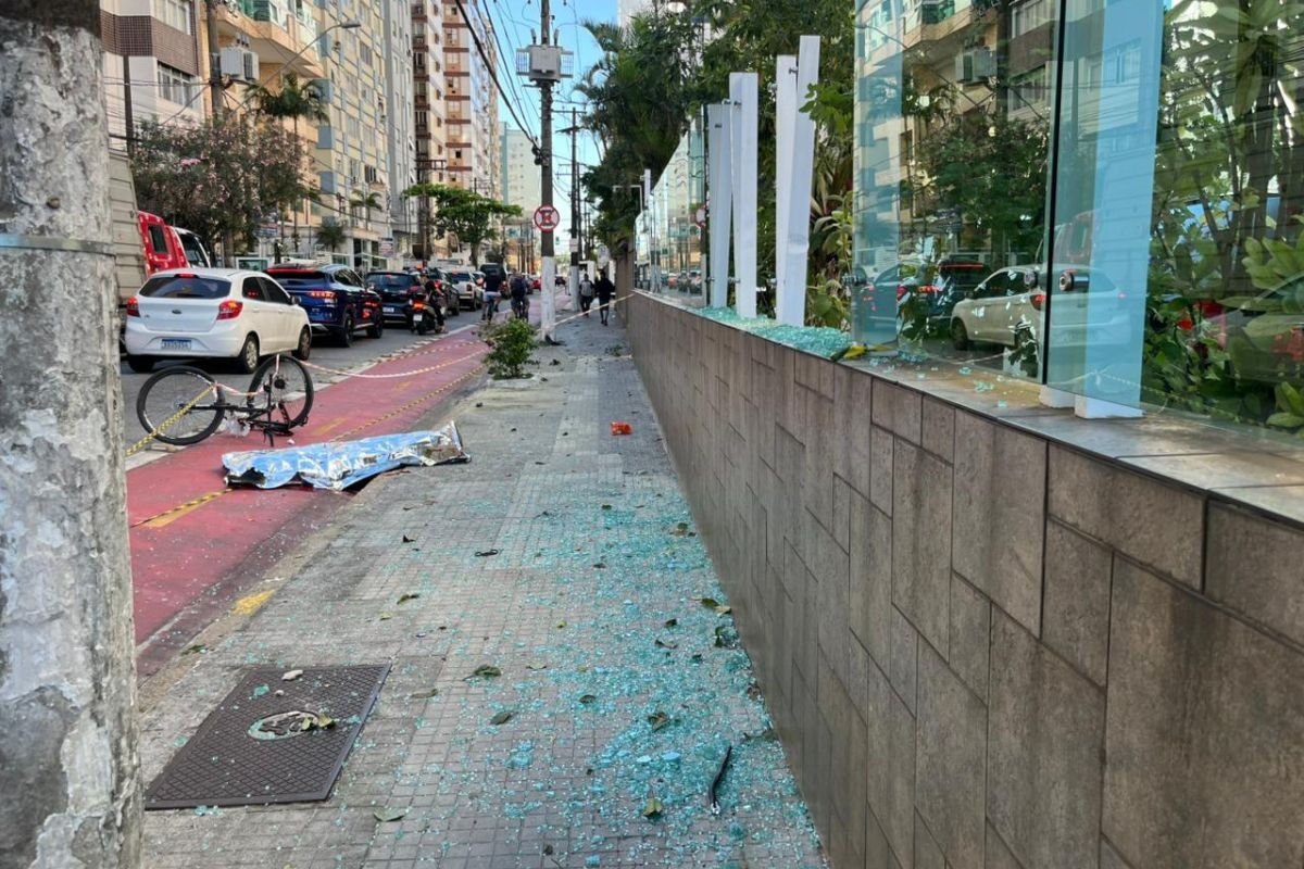 Ciclista morre após ser atropelado por carro de luxo que invadiu ciclofaixa no litoral de SP; VÍDEO