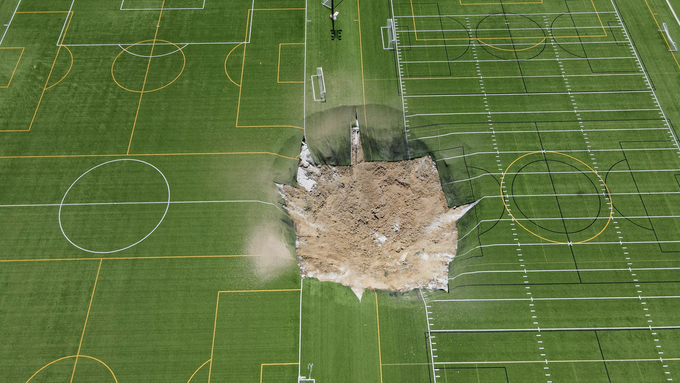 Foto de drone mostra buraco que se formou em um campo de futebol no Gordon Moore Park, em Alton, Illinois, EUA — Foto: REUTERS/Lawrence Bryant