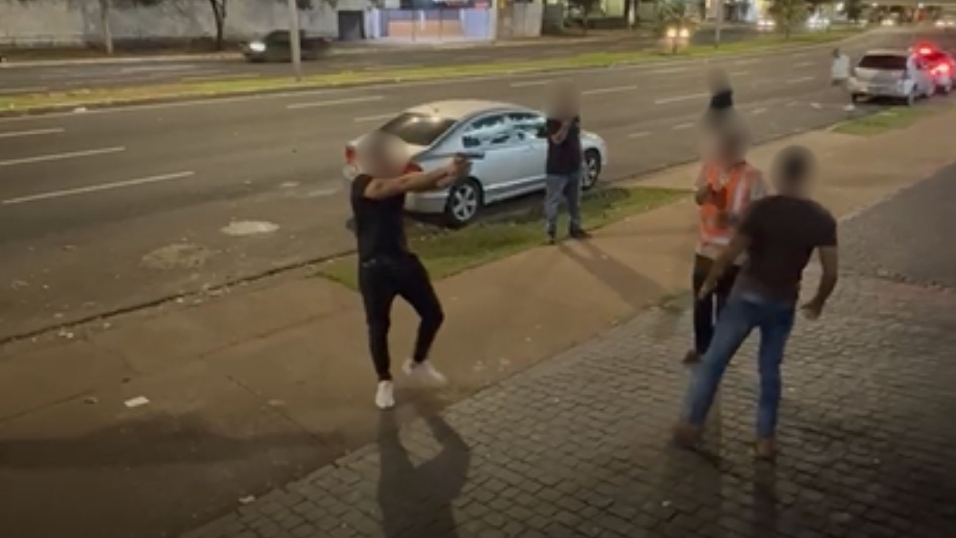 VÍDEO: Policial militar de folga saca arma e dá coronhada em homem durante briga em frente à boate em MG