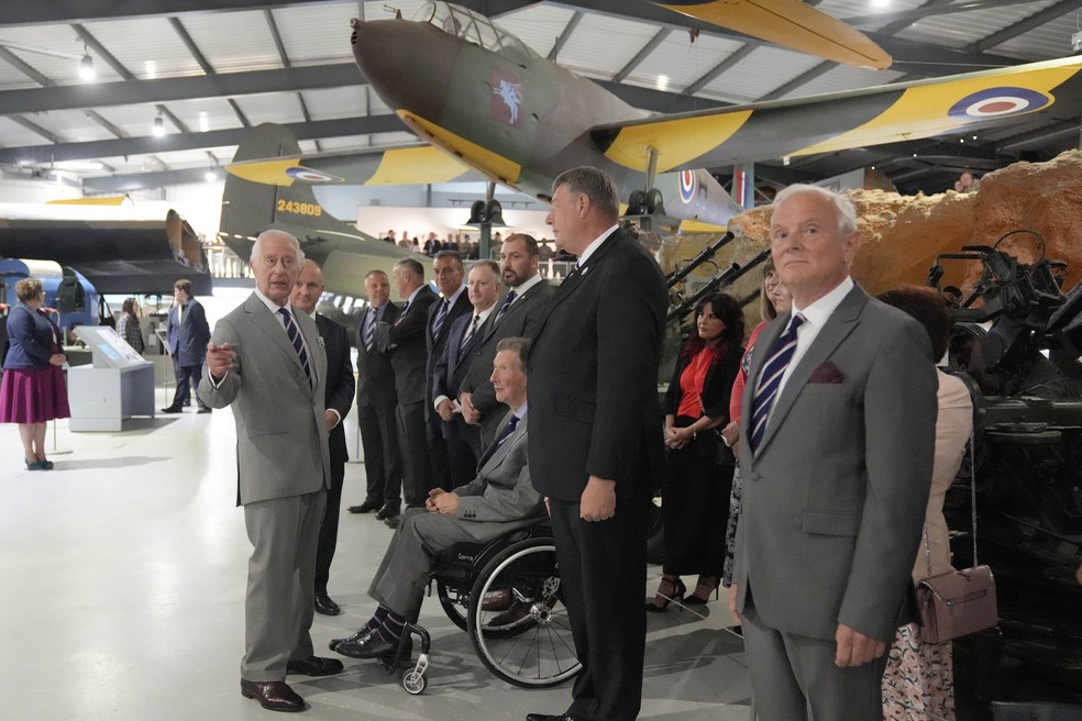 O rei Charles III conversa com veteranos da Força Aérea britânica em base aérea no sul da Inglaterra, em 13 de maio de 2024. — Foto: Divulgação/ Palácio de Buckingham