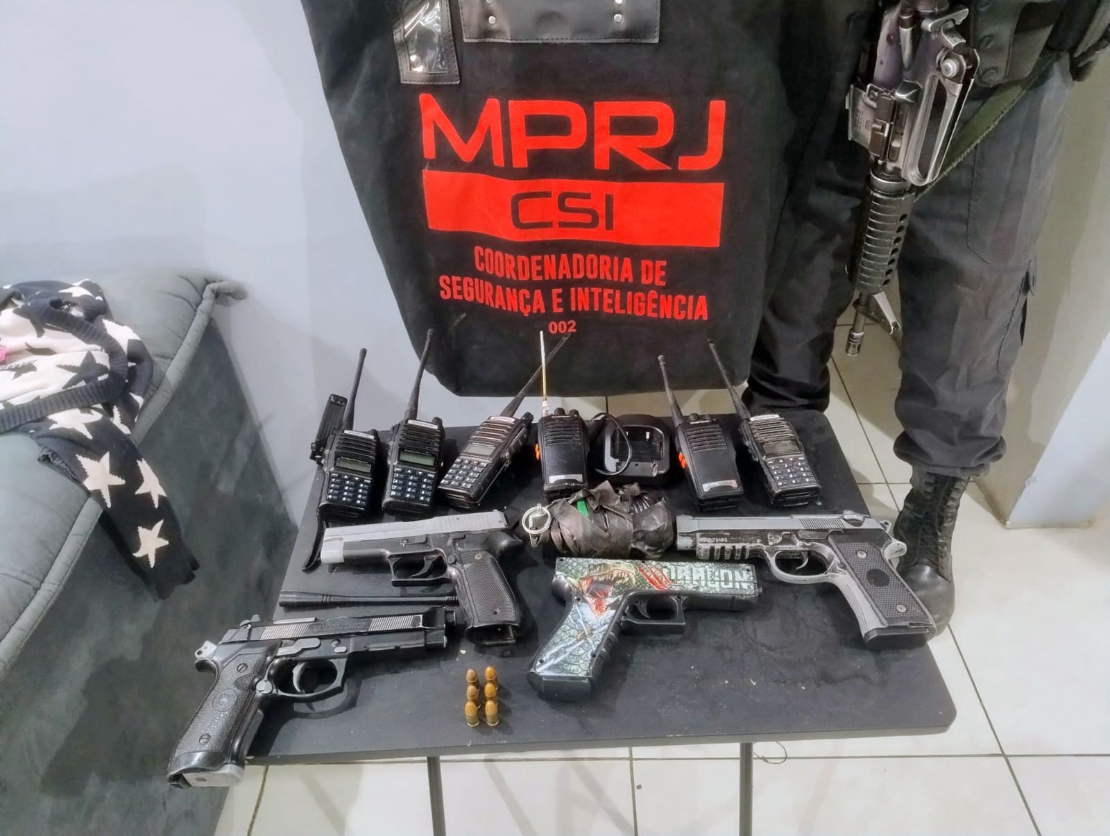 MPRJ prende 3 PMs por venda de arma apreendida em operação