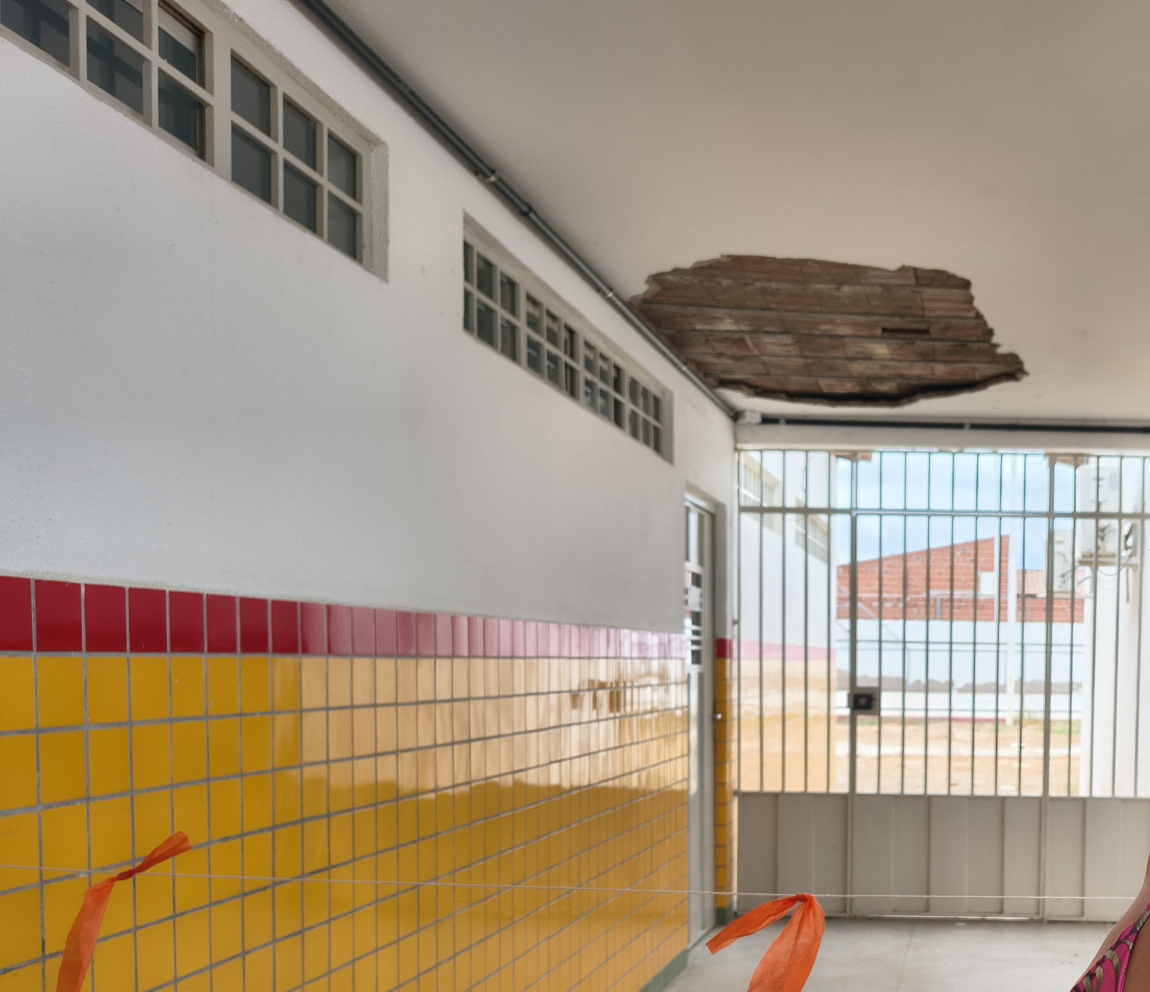 Reboco do teto cai em escola de votação de Petrolina e assusta eleitores