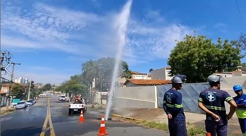 VÍDEO: rompimento de tubulação faz água jorrar de buraco e afeta abastecimento em bairro de Campinas