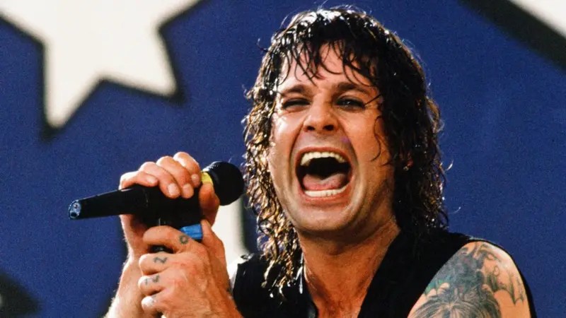 Após décadas de uso de drogas e diagnóstico de Parkinson, Ozzy Osbourne prepara último show de sua vida