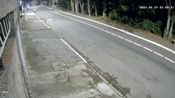 VÍDEO: viatura da PM cai em barranco e capota durante perseguição a suspeito de roubo na Zona Oeste de SP