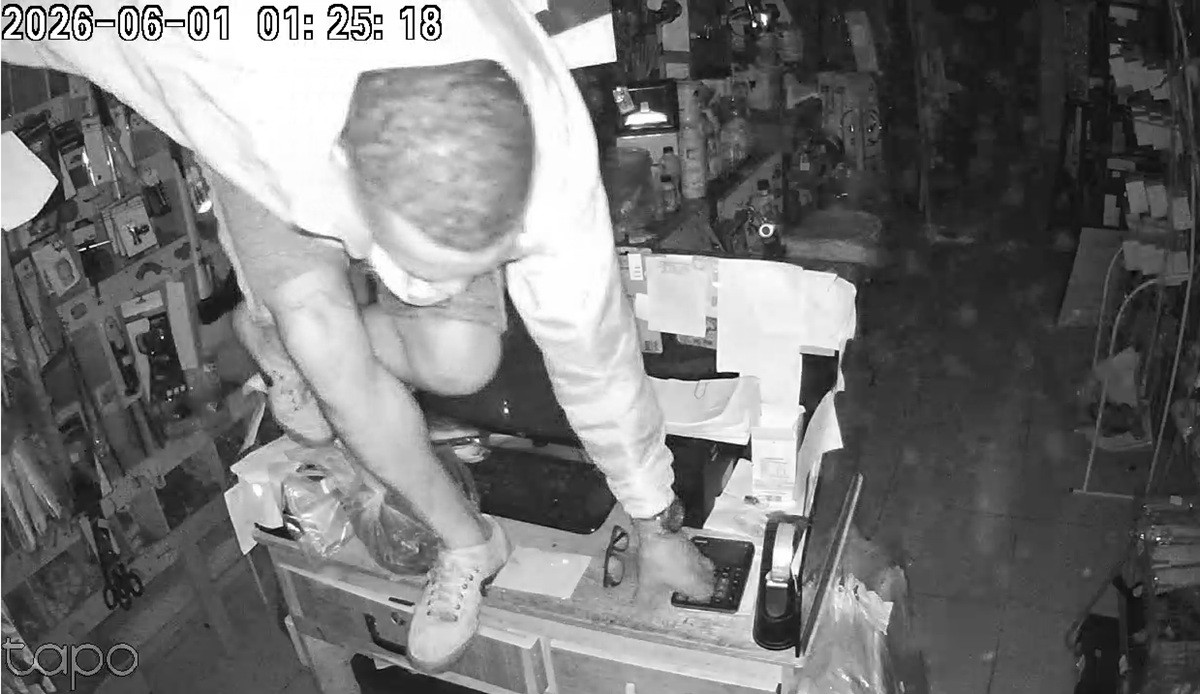 Vídeo: Ladrão entra pelo telhado de loja e farmácia é furtada à luz do dia em Petrópolis
