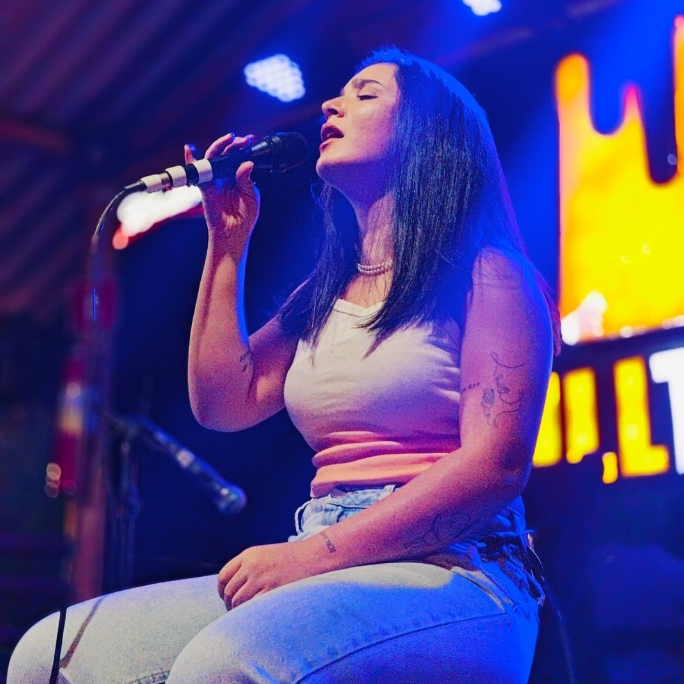 Antes de viralizar, Mala já vivia profissionalmente da música — Foto: @amalacanta/Instagram