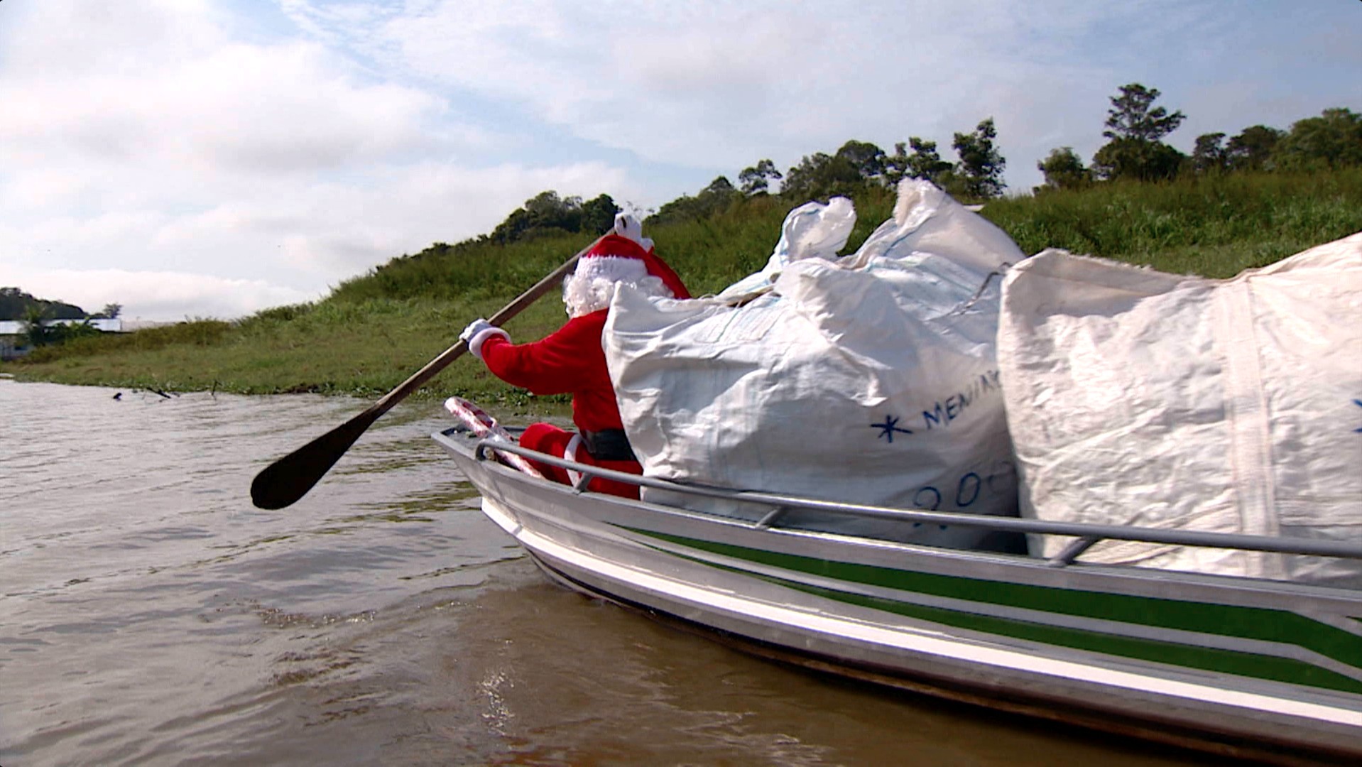 Papai Noel pela Amazônia: projeto supera desafios da seca e isolamento para levar brinquedos às crianças ribeirinhas