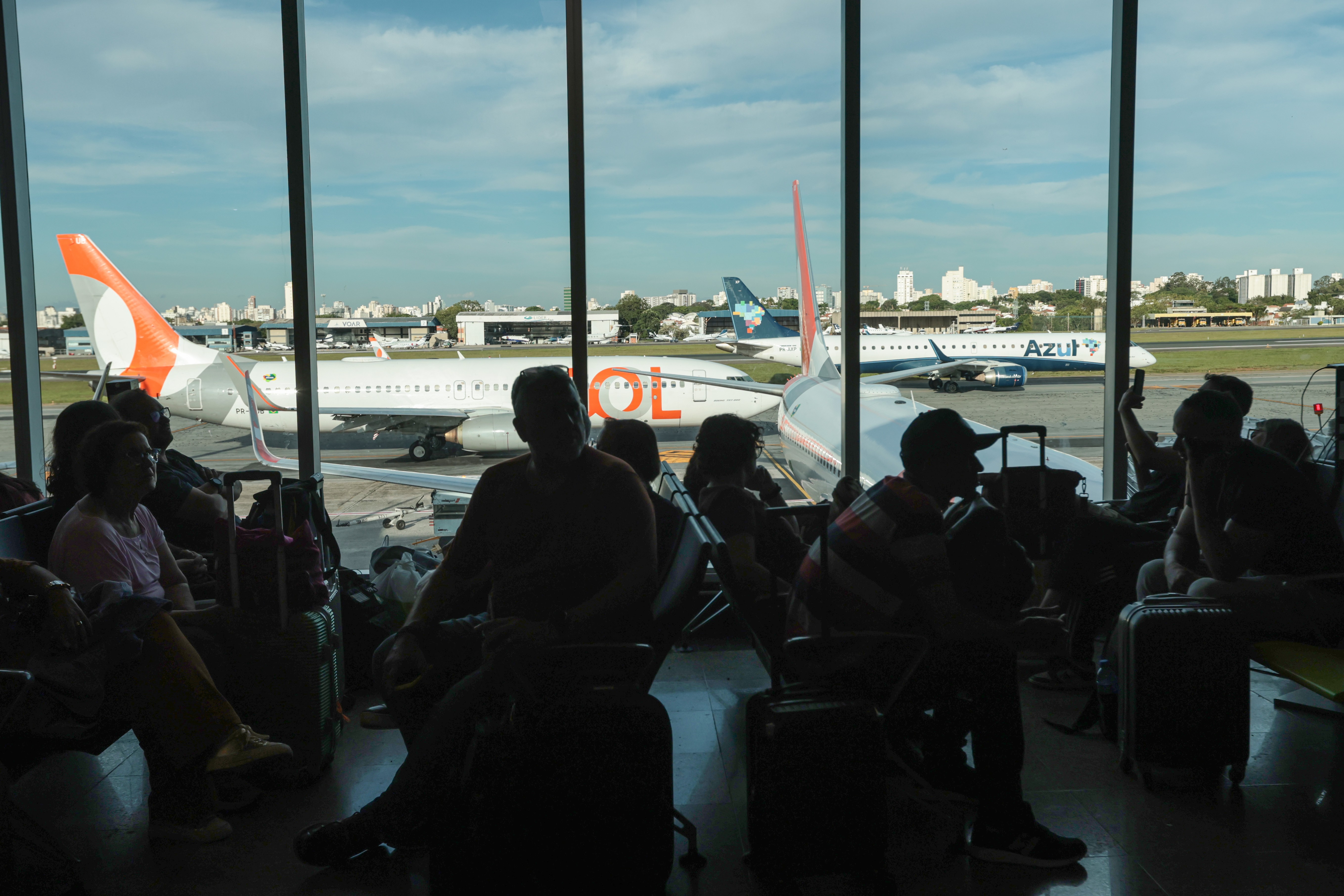 Pista do Aeroporto de Congonhas fica 10 minutos fechada após pássaro colidir em avião