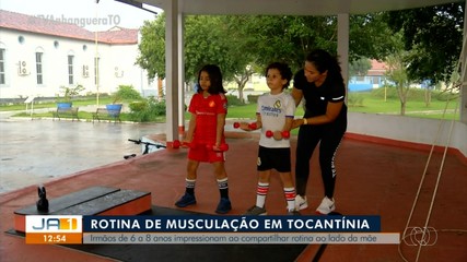 Irmãos chamam atenção ao compartilhar rotina de musculação com a mãe