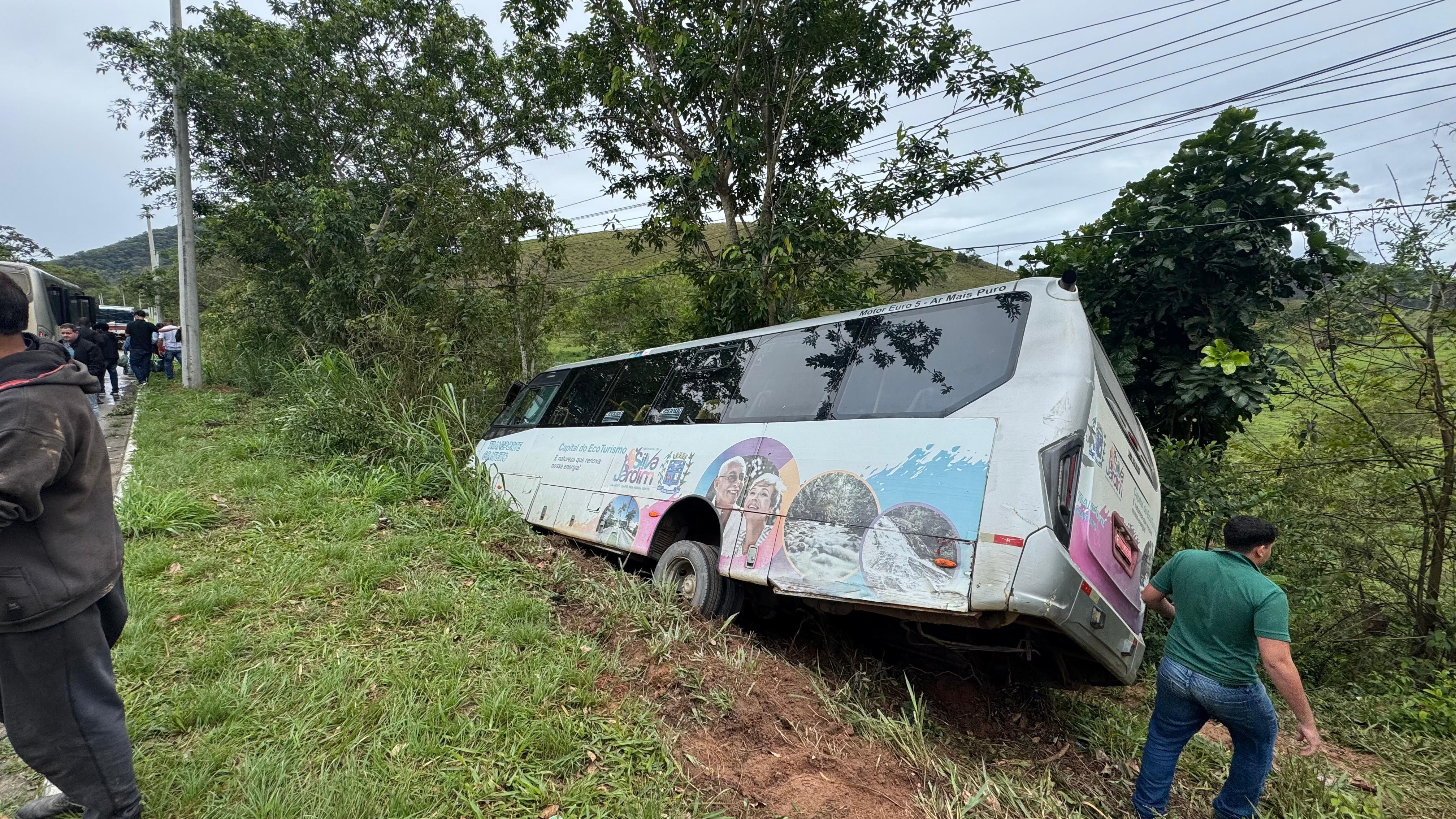 Acidente com ônibus deixa três pessoas levemente feridas em Silva Jardim, no RJ
