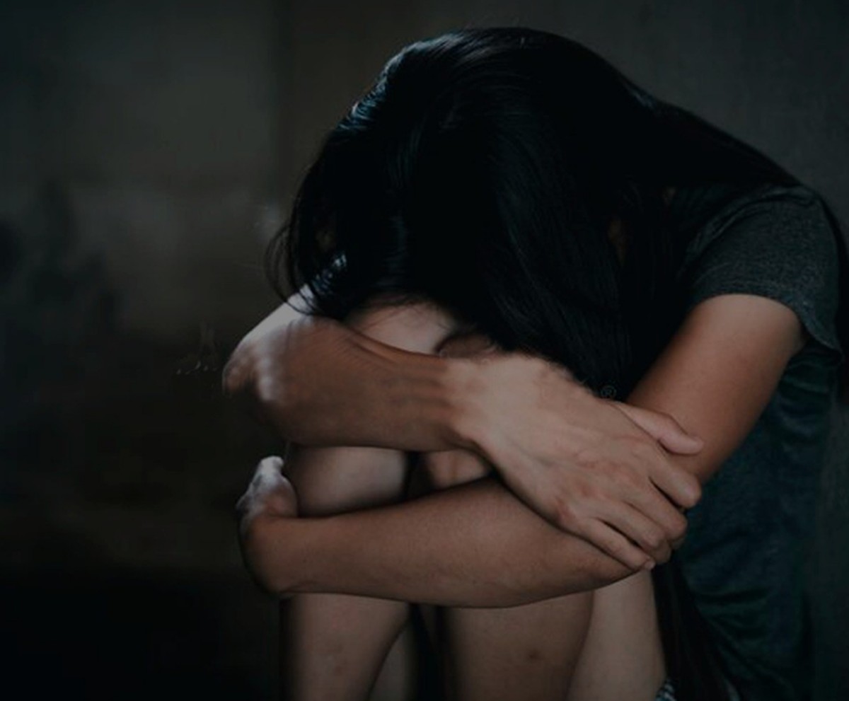 Mãe é presa por permitir relação da filha de 12 anos com homem de 28; ele também foi preso