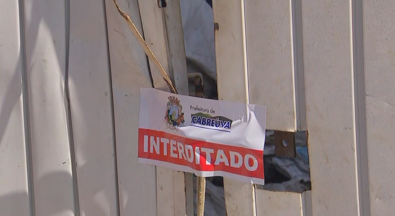 Depósito com sucata a céu aberto é interditado pela prefeitura em Cabreúva 