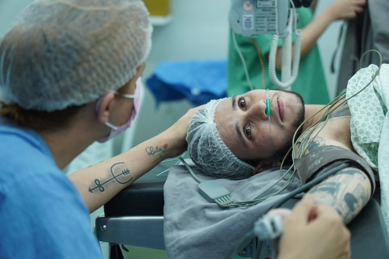 Homem trans dá à luz primeiro bebê na rede pública estadual da PB: 'é amor, é respeito', diz esposa