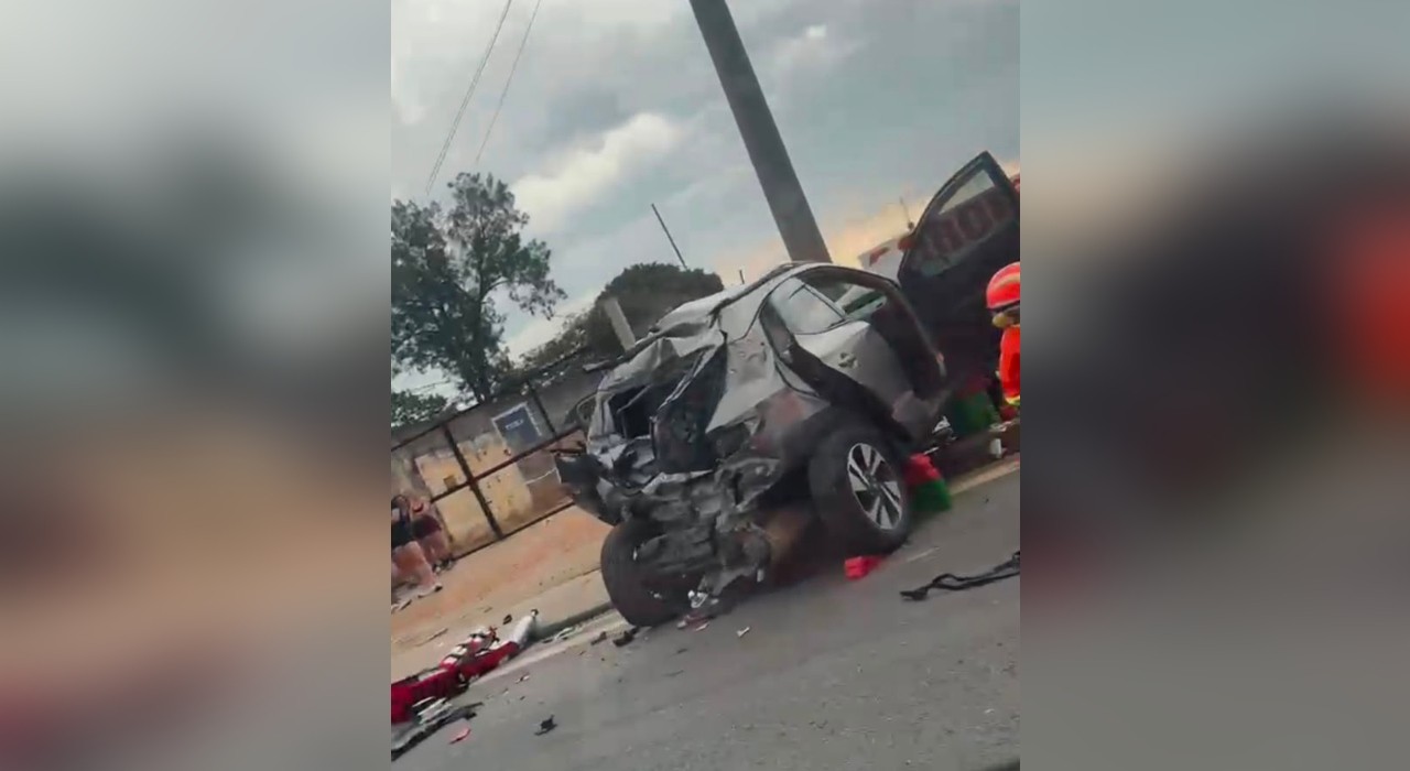 Batida entre caminhão e carro deixa ferido e interdita Raposo Tavares em Sorocaba