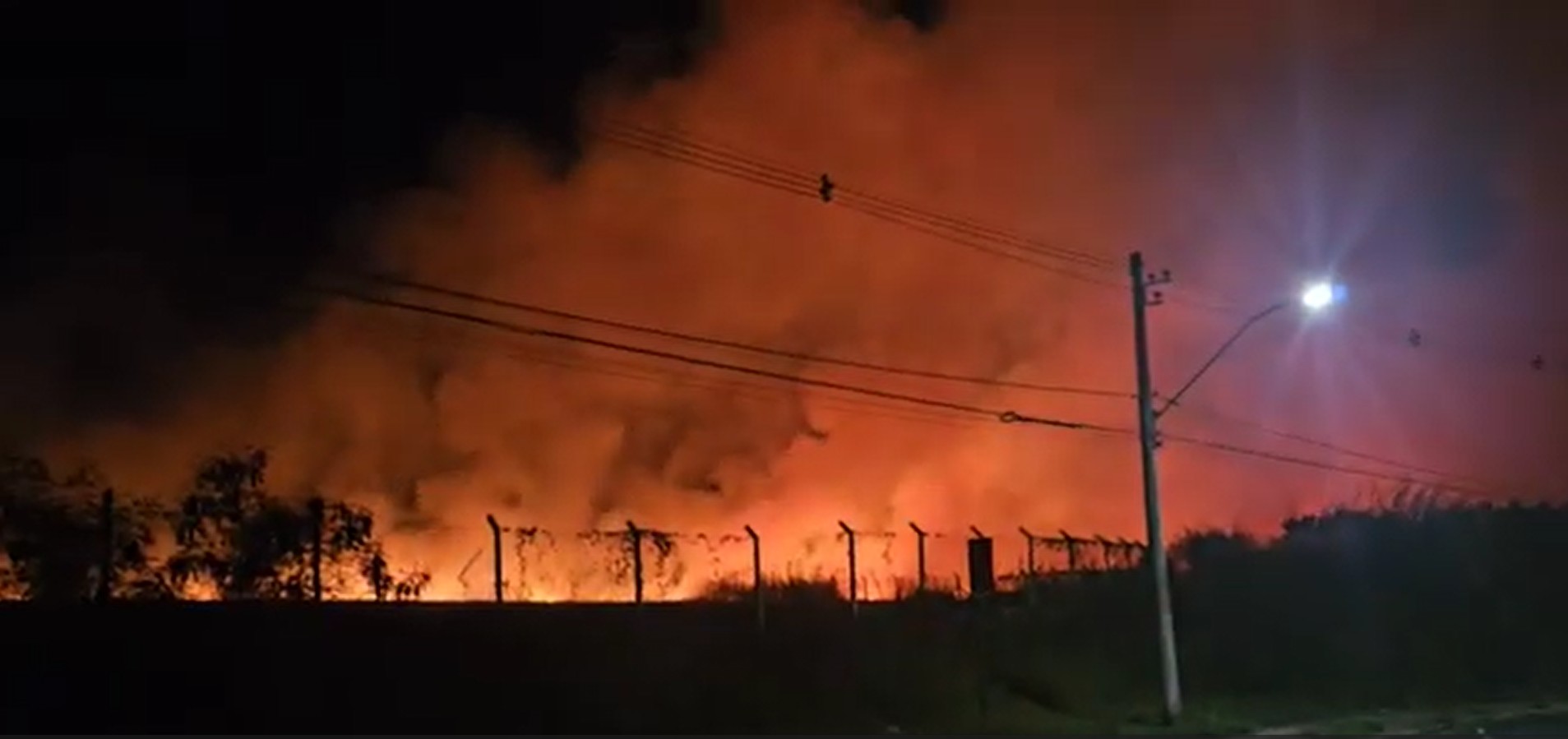 Incêndio atinge área de mata próxima a pista de aeromodelismo em Limeira