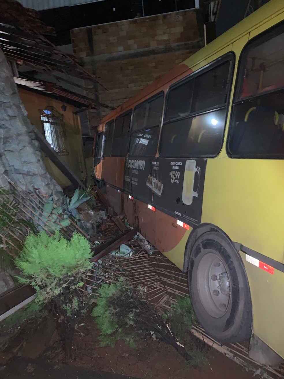O ônibus entrou todo dentro da residência. — Foto: Polícia Militar