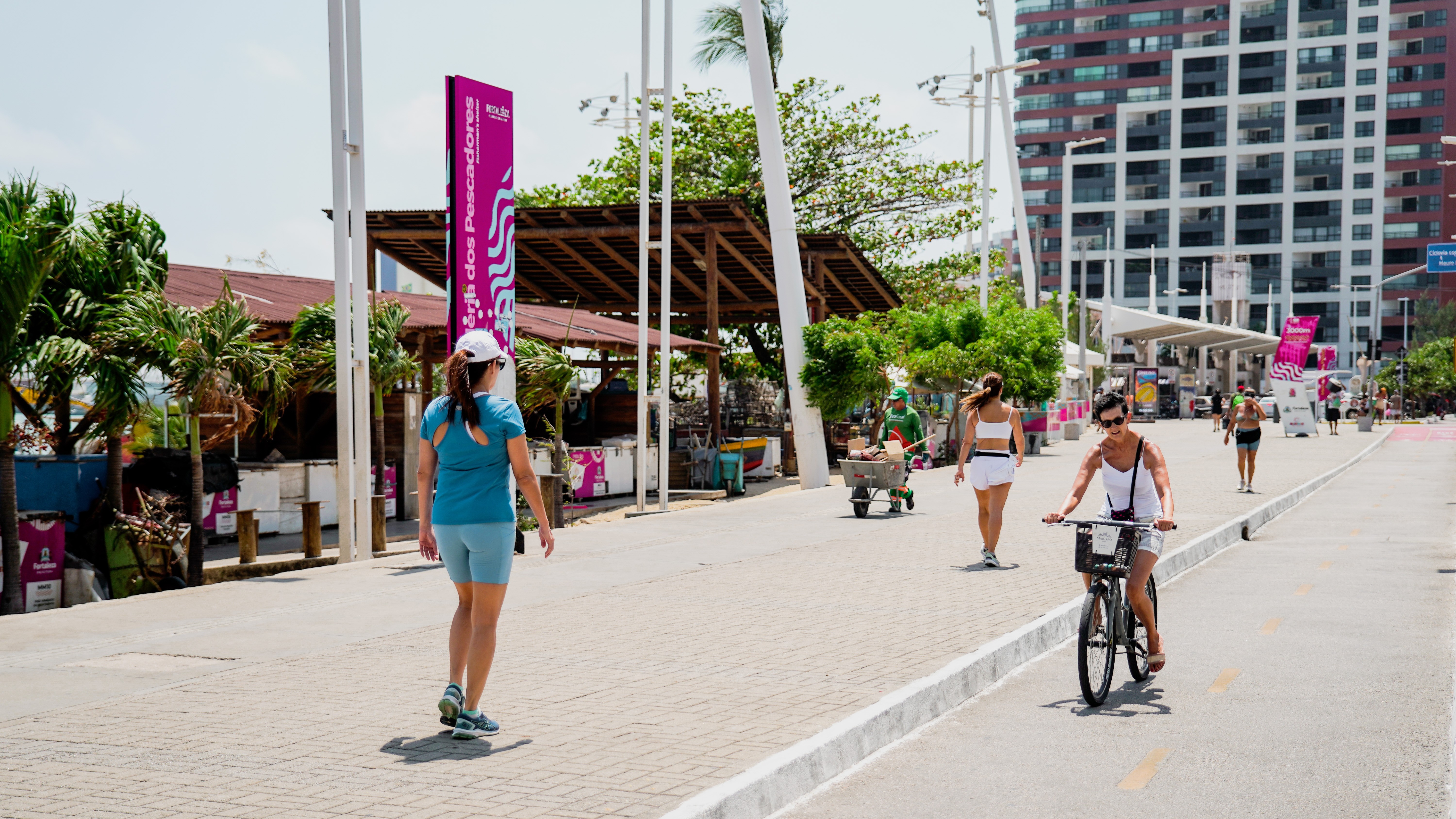 Avenida Beira-Mar tem faixa exclusiva para pedestres e esportistas aos fins de semana