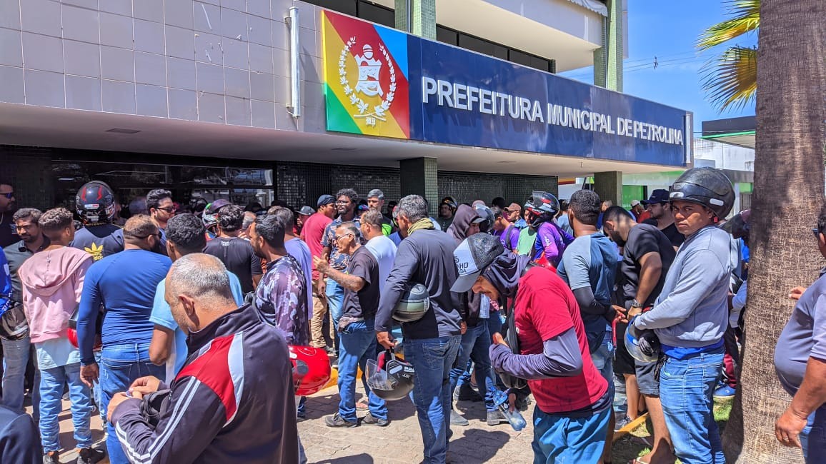 Motoristas de aplicativo de Petrolina protestam contra regras e taxa do cadastro municipal