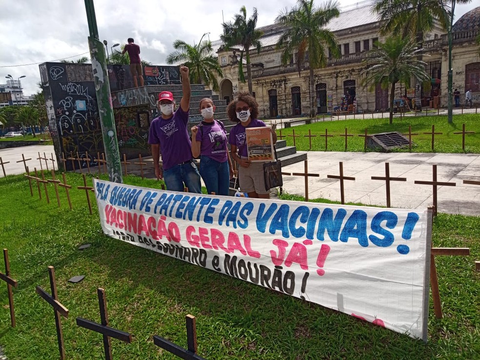 Manifestantes fixam cruzes em frente ao Mercado de São Brás, em Belém, Pará