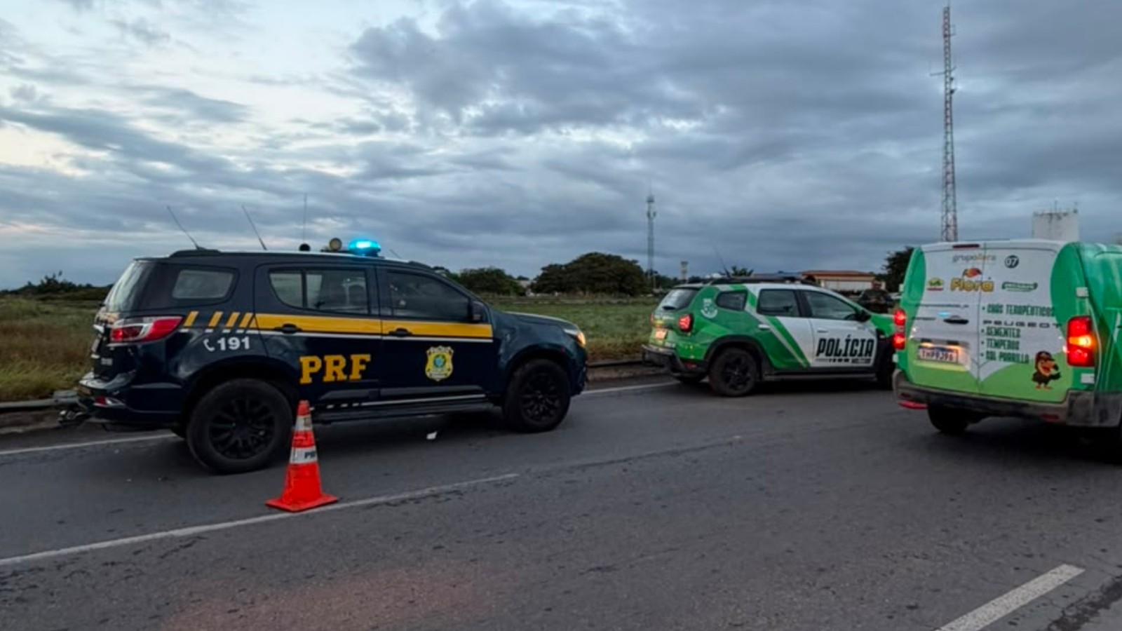 Motociclista bate em barreira de proteção, cai na pista e morre atropelado por carreta no Ceará