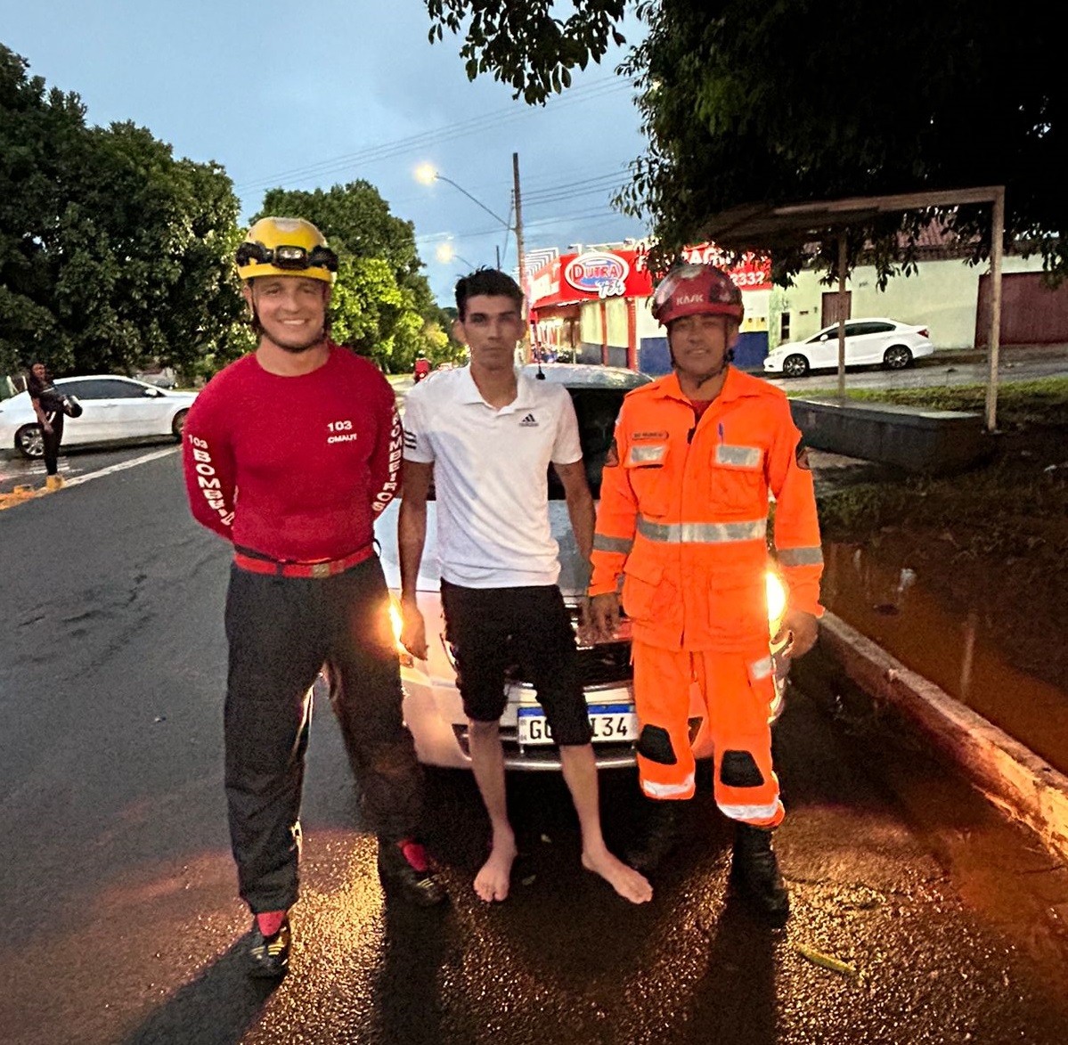 Bombeiros amarram carro arrastado por enxurrada em árvore e salvam homem no interior de MG; veja vídeo gravado pelo motorista