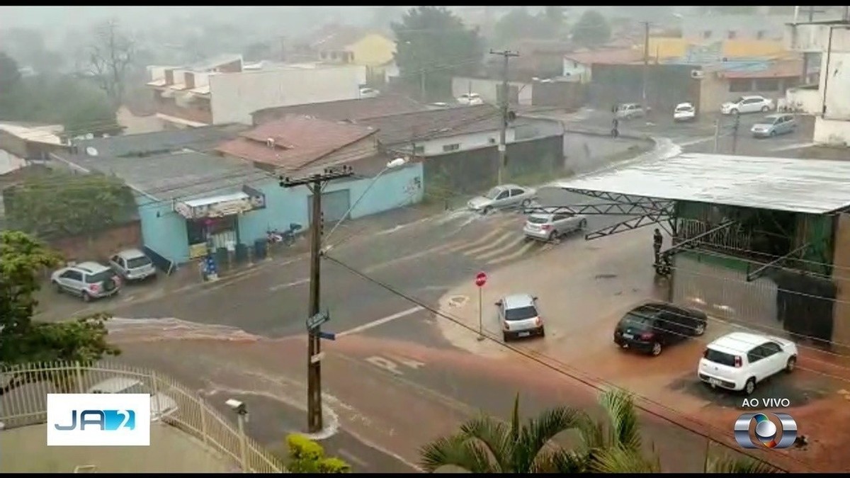 Chuva Forte E Breve Causa Enxurradas Que Levam Carros E At Motociclista Em Goi Nia Goi S G