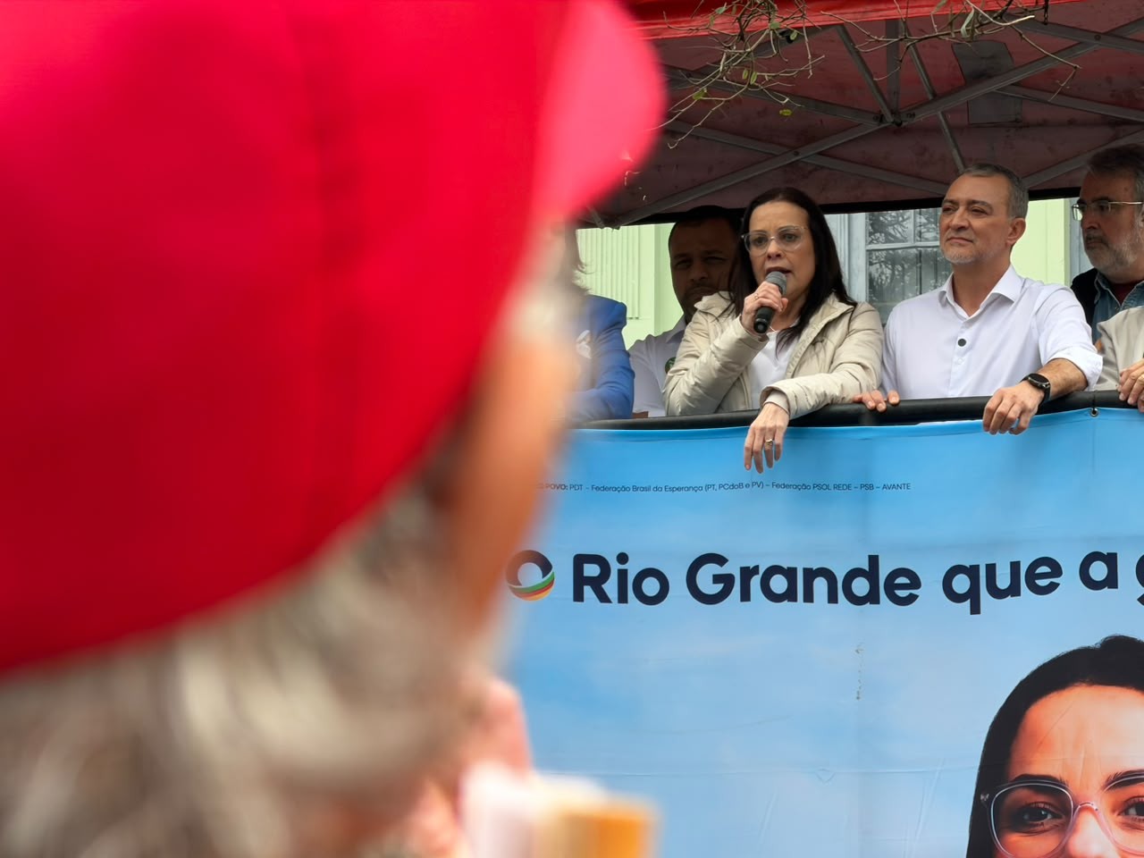 Inaugurações de comitês, adesivaços e caminhadas: candidatos a governador do RS começam campanhas
