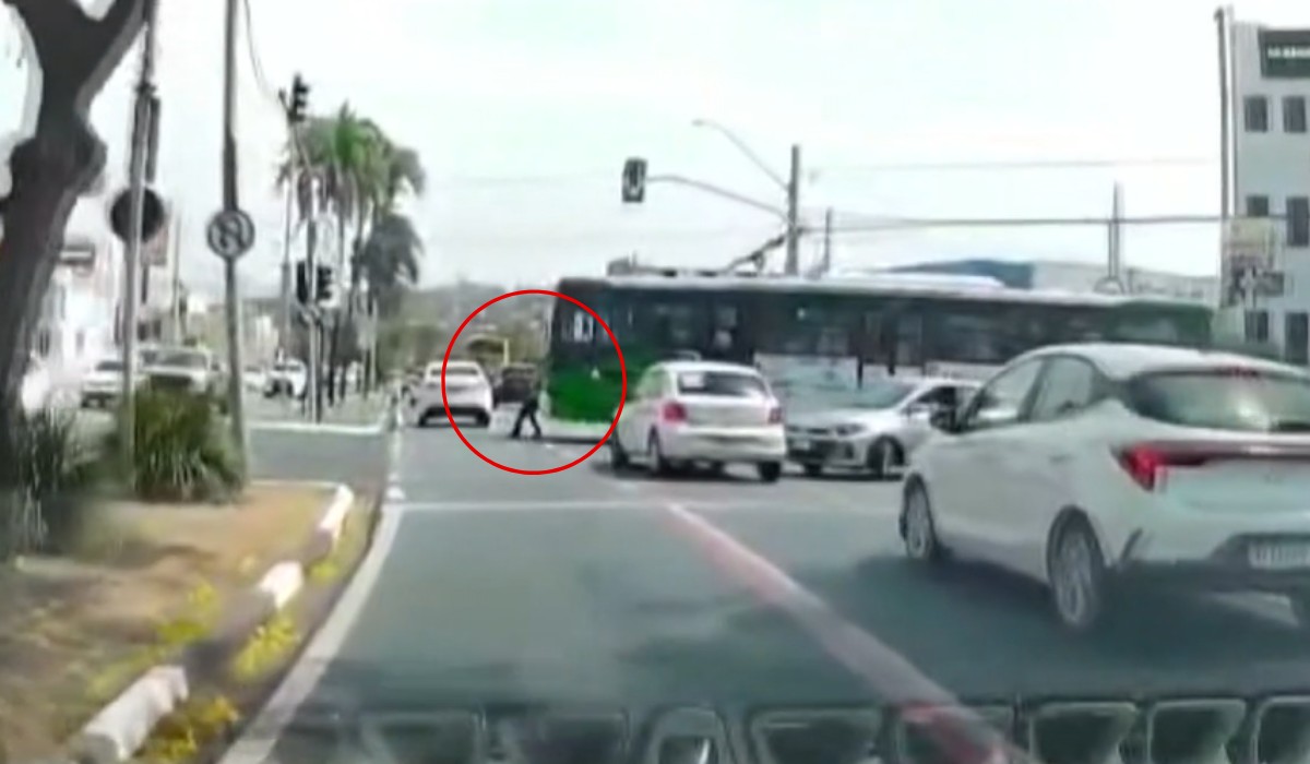 'Ônibus passou por cima dele, foi assustador', diz motorista de carro atingido por coletivo 