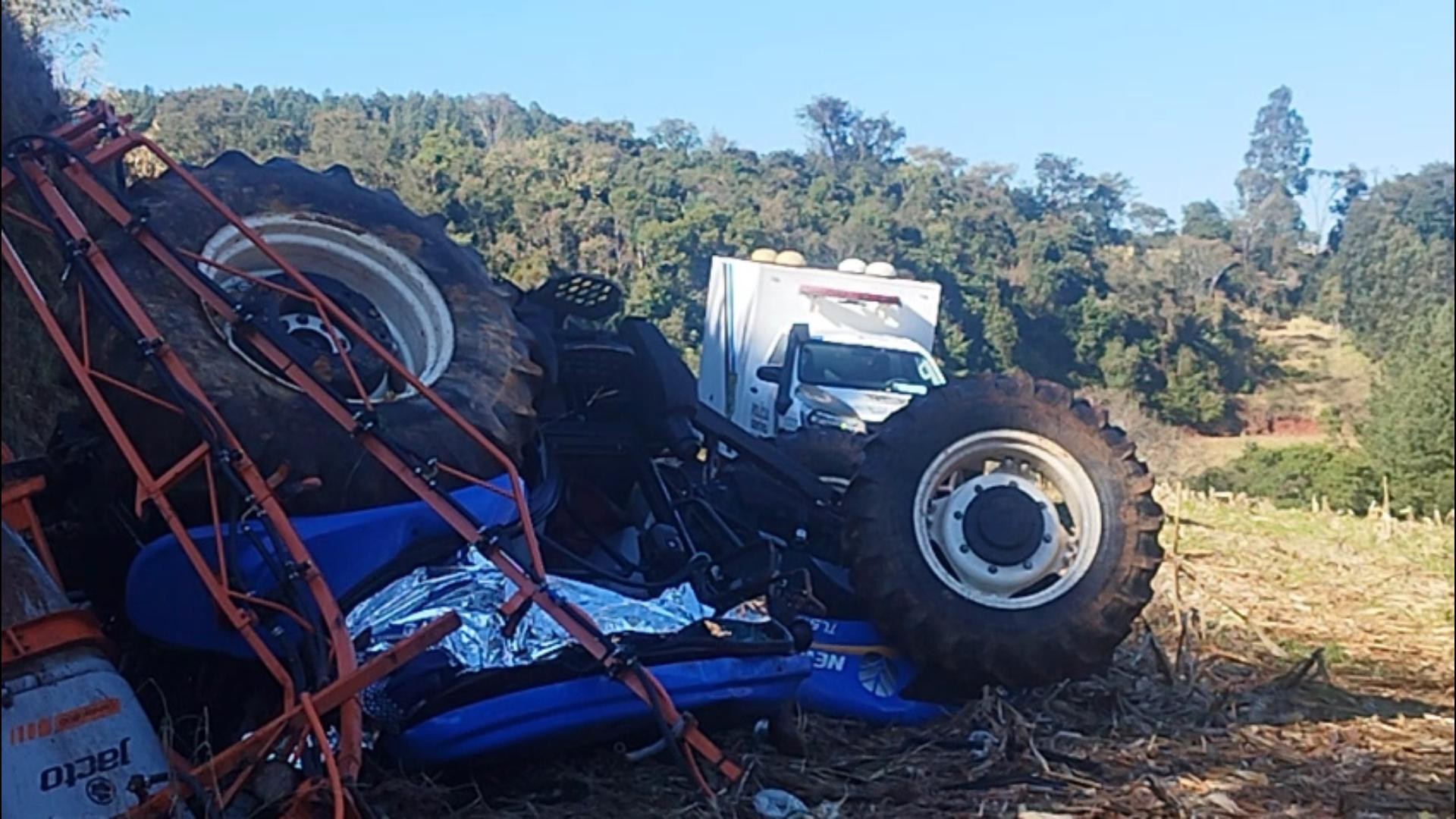 Idoso encontrado morto em acidente com trator no Paraná