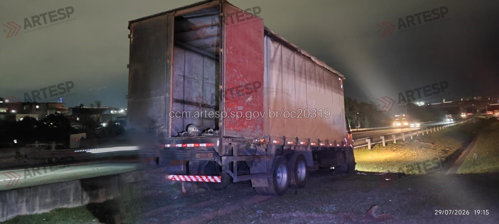 Motorista cochila ao volante e caminhão bate em defensa metálica no Rodoanel em Itaquaquecetuba