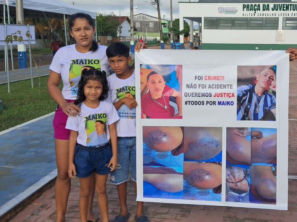 Familiares de Maiko Oliveira França, de 31 anos, protestaram na manhã desta segunda-feira (30) no centro de Tarauacá — Foto: Cedida
