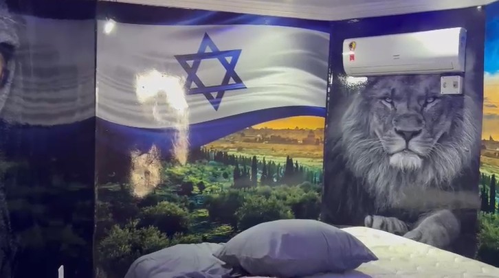 Polícia do RJ prende 3, apreende motos e acha área de lazer do tráfico com churrasqueira, piscina e símbolos ligados a Peixão