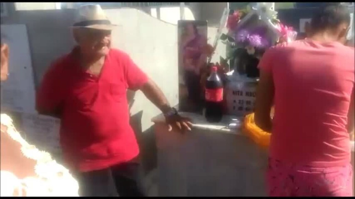 Viúvo Faz Festa De Aniversário Para Esposa Falecida Em Cemitério De