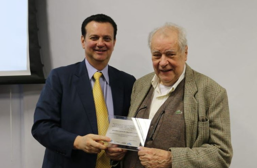 Rogério Cezar de Cerqueira Leite recebe homenagem do ex-ministro Kassab pelos 30 anos do CNPEM — Foto: Divulgação/CNPEM