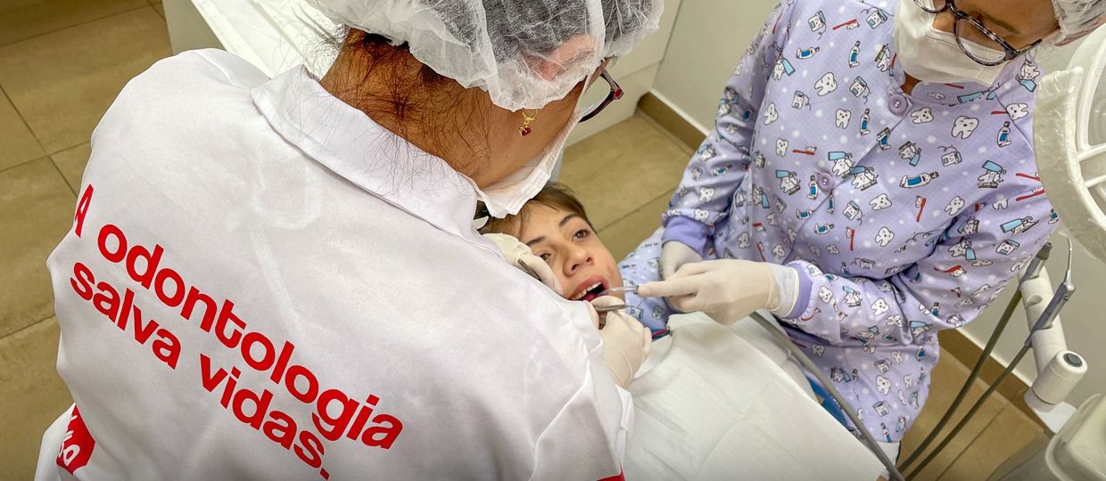 ONG seleciona crianças e jovens de baixa renda em 90 cidades para oferecer tratamento odontológico gratuito