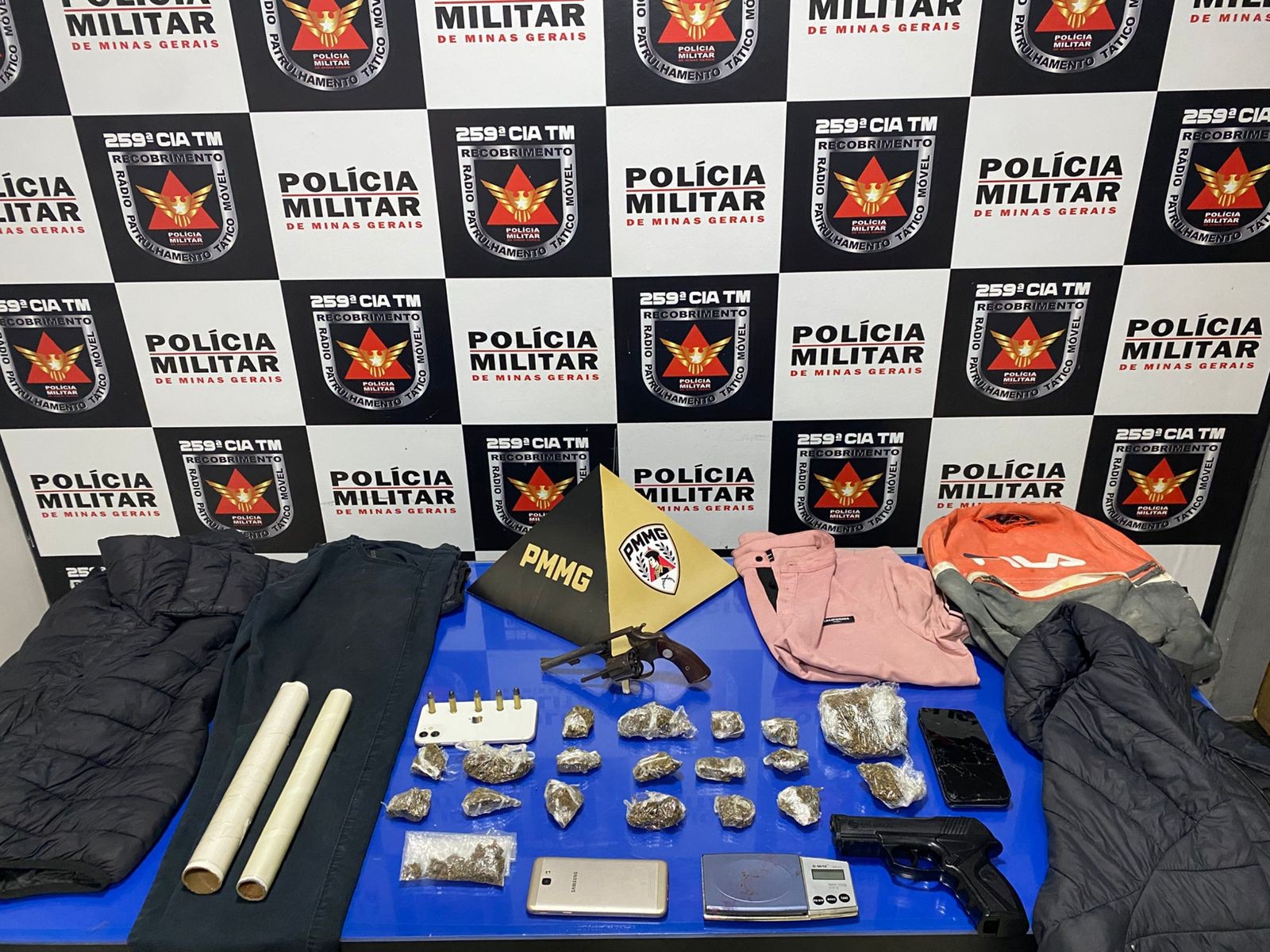 Adolescente é baleado nas costas enquanto trabalhava em barbearia em Pirapora