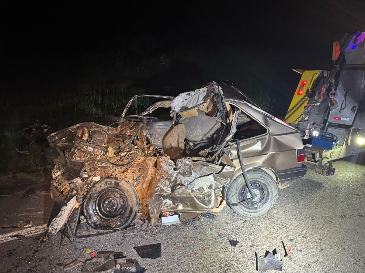 Motorista de carro morre após bater de frente com caminhão na MG-050, em Pimenta