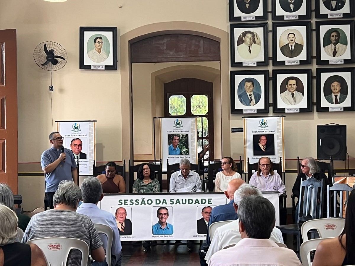Academia de Letras de Santarém homenageia 'imortais' e abre disputa por cadeiras