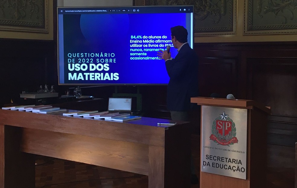 Secretário estadual da Educação de São Paulo, Renato Feder mostra slide contendo dados de pesquisa sobre uso dos livros didáticos — Foto: Paola Patriarca/G1 
