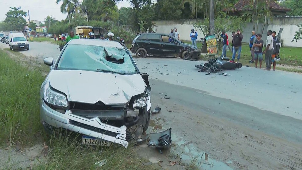 Acidente com carros e moto no Rio — Foto: Reprodução/TV Globo