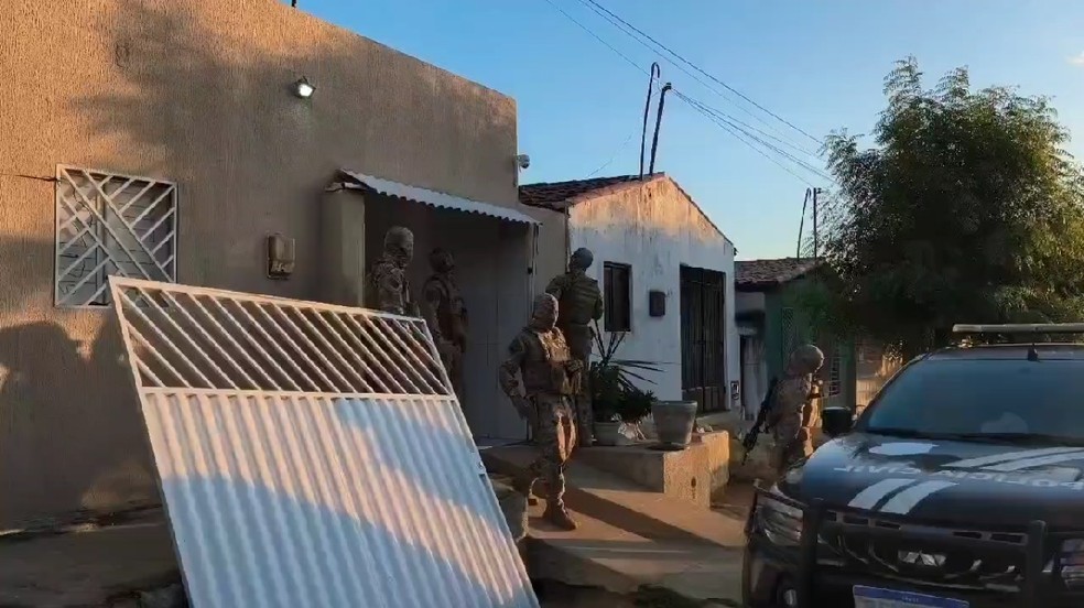 Policiais cumprem mandados durante operação no Seridó potiguar — Foto: Polícia Civil/Divulgação