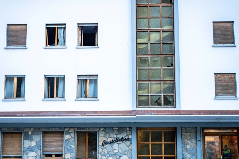 Janelas quebradas após a explosão que atingiu um bar na estação de esqui em Crans-Montana, na Suíça — Foto: Maxime Schmid/AFP