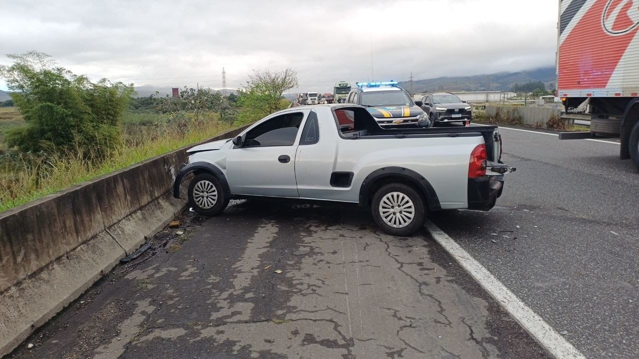 Acidente entre veículos deixa homem ferido na Via Dutra, em Itatiaia