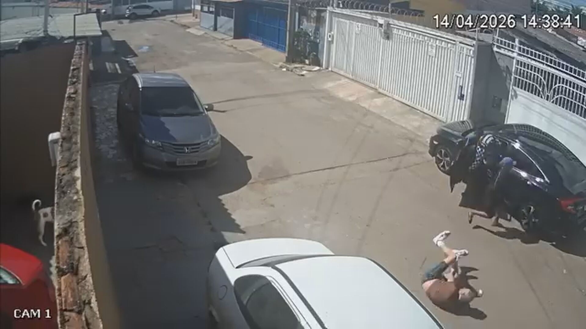 VÍDEO: motorista tem carro roubado por adolescentes na porta de casa no DF