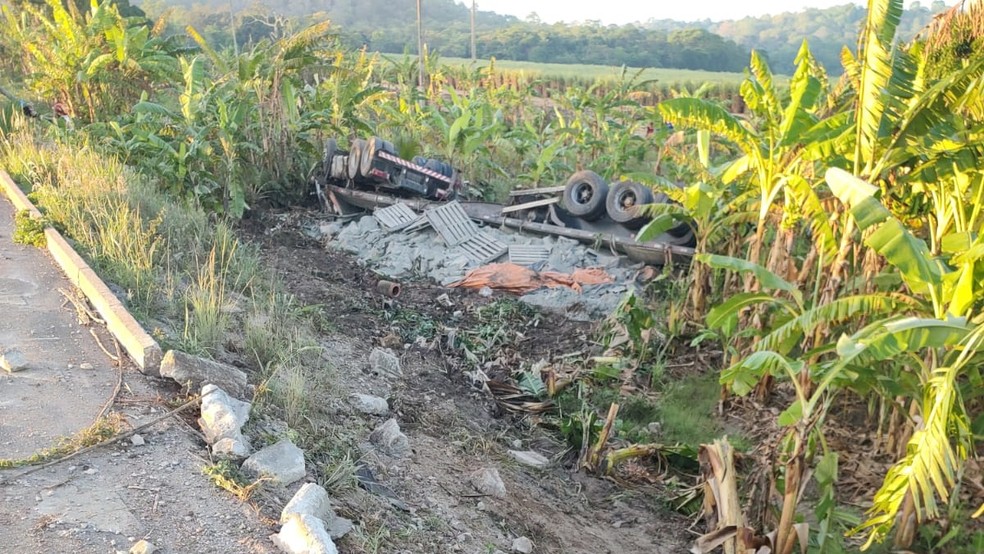 Motorista morreu após ficar preso nas ferragens do caminhão que capotou nas margens da BR-101, na PB — Foto: Divulgação/PRF